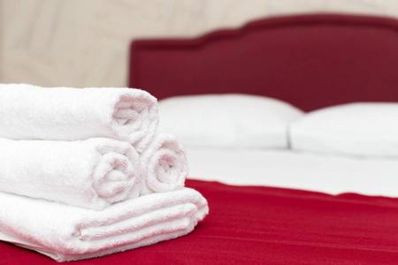 在酒店房间的床上清洁毛巾