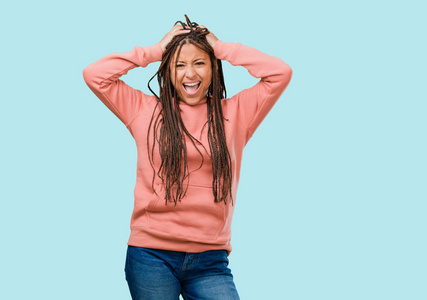 黑人女孩疯狂的姿态图片