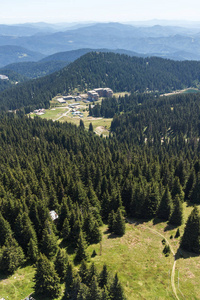 保加利亚斯莫梁 Pamporovo 滑雪胜地 Snezhanka 塔附近的 Rhodope 山脉令人惊叹的景观