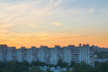 色彩斑斓的天空，在镇上的建筑物