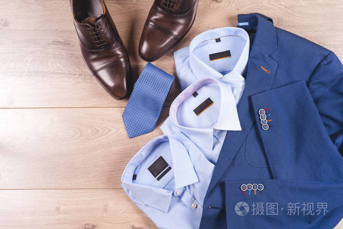 一套经典男装衣服 蓝色西装 衬衫 棕色的鞋子 带上木背景的领带照片 正版商用图片0t6xwa 摄图新视界 一套经典男装衣服 蓝色西装 衬衫 棕色的鞋子 带上木背景的领带照片 正版商用图片0t6xwa 摄图新视界