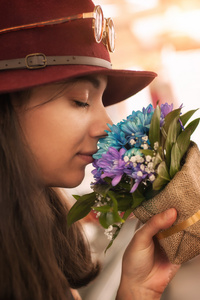 女人嗅到鲜花花束