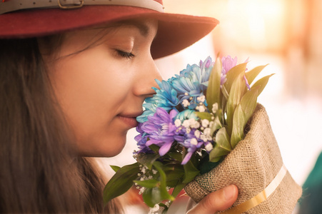 女人嗅到鲜花花束