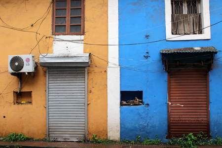 翻译 果阿市的老式和五颜六色的门窗。采取在印度, 2018年8月