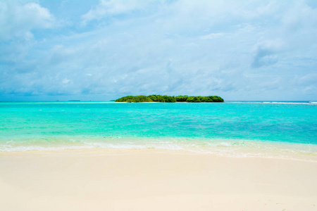 美丽的沙滩在无人居住的海岛在印度洋, 马尔代夫照片