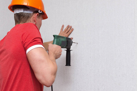 建筑工人用射孔钻墙.家居维修理念照片