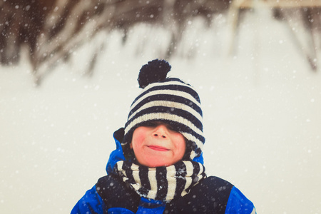 在自然界中，孩子们的冬季娱乐活动的小男孩画像。