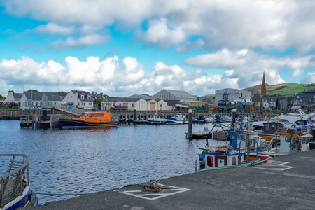 繁忙的海港小镇 Girvan 苏格兰与小船和捕鱼工艺捆绑在海港的捆绑的住所内