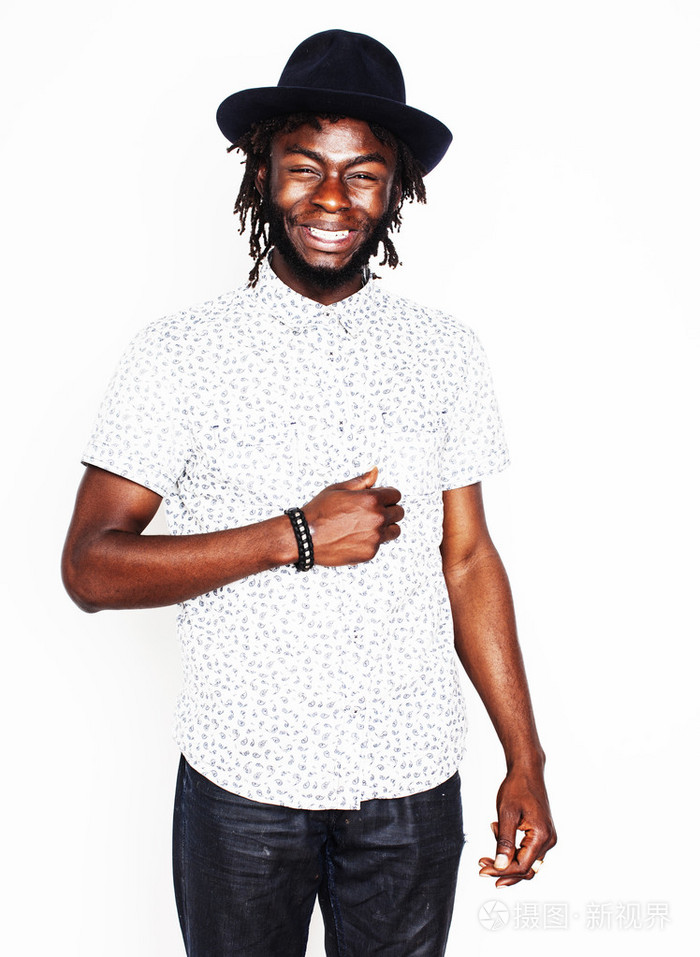 年轻英俊的黑人美国男孩在时尚时髦的帽子 gesturin