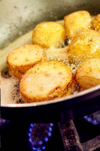 烹调平底锅烘烤的土豆