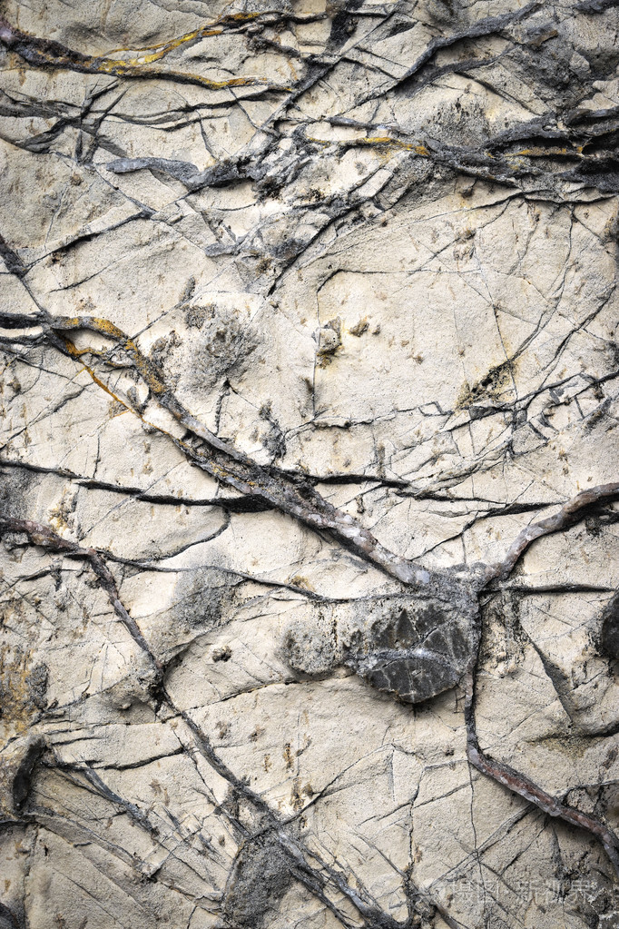 灰岩交错的石英脉