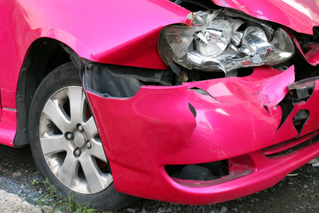 粉红汽车意外损坏, 车头灯前, 破车头灯撞车事故, 损坏的汽车碰撞后, 粉红色的车祸