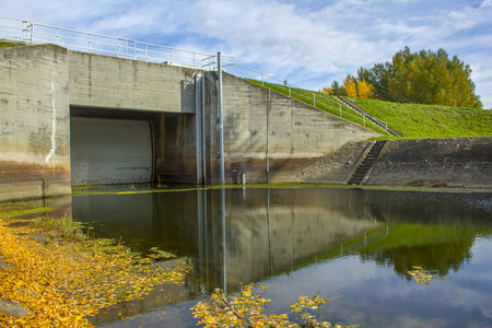 在这些水坝 lagre 钢障碍被安装被称为闸闸, 帮助 relesing 水从大坝和控制水流。水闸通常控制河流和运河的水位和流速