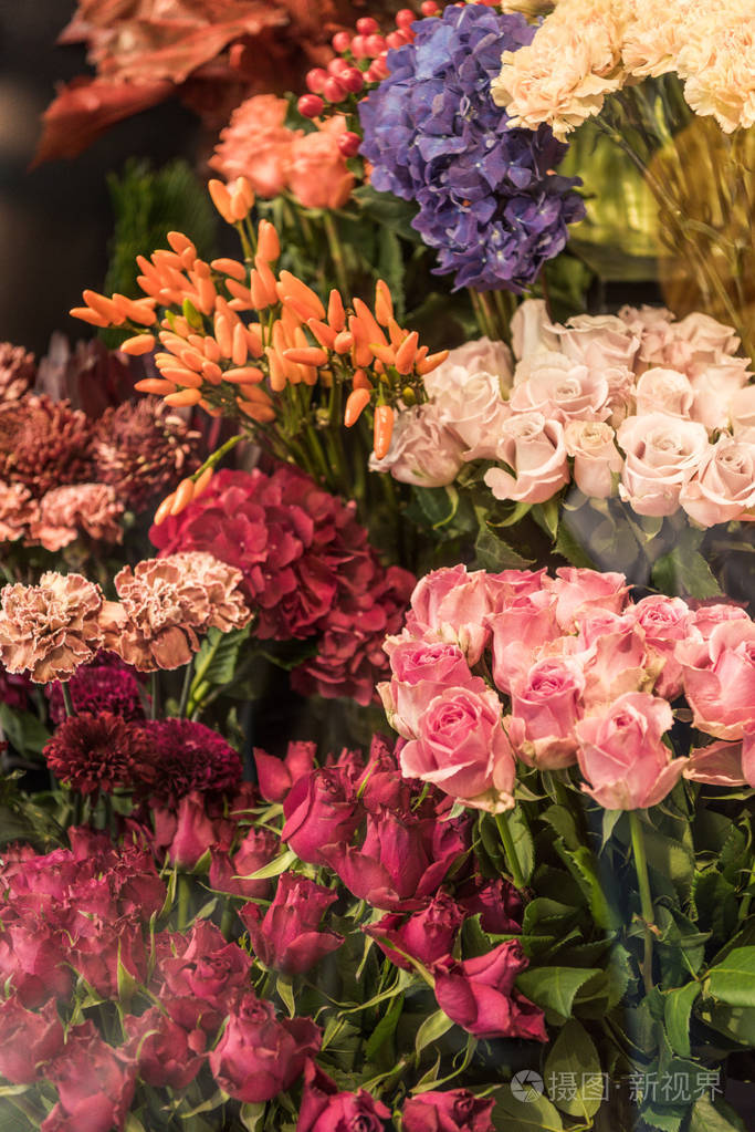 花店里美丽的玫瑰和康乃馨花