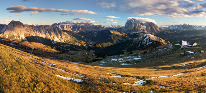 在 val 加迪纳,意大利,欧洲 seceda 高原草甸照片