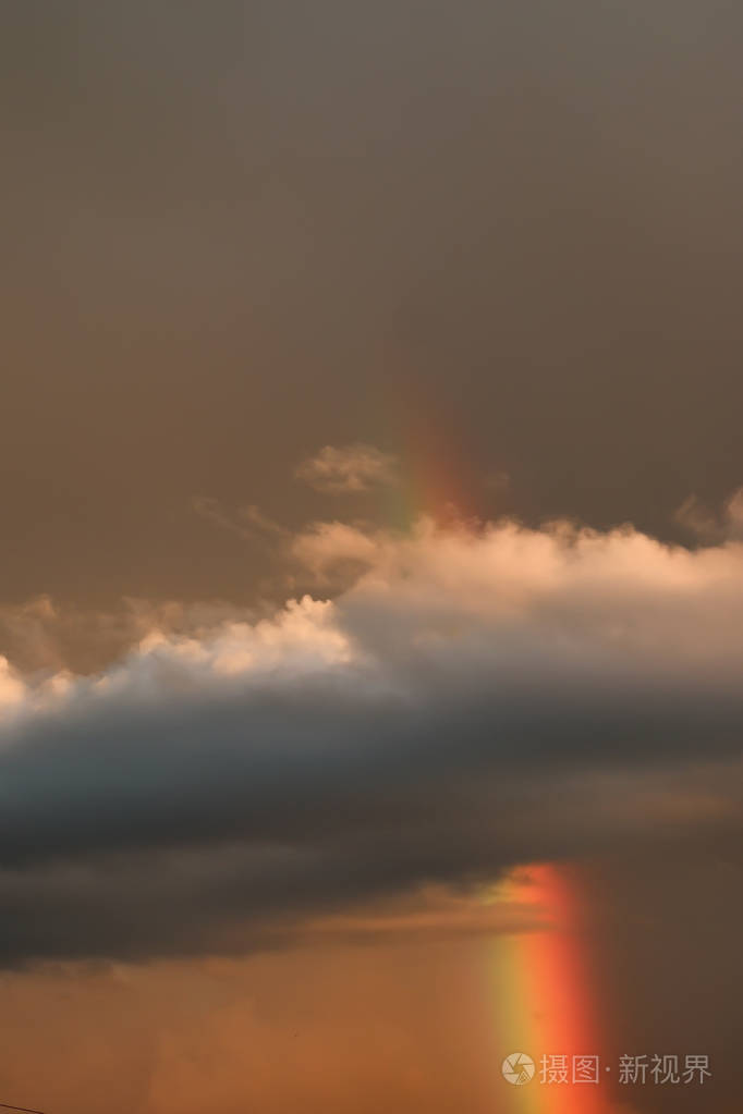 彩虹光日落云暗