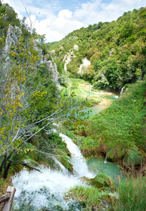 一条峡谷的石座山峰之间蜿蜒的河流