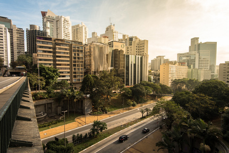 道路和建筑物的巴西圣保罗市图片