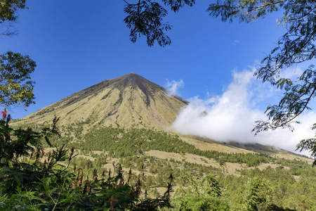 印度尼西亚 Bajawa 附近的 Inerie 山景观