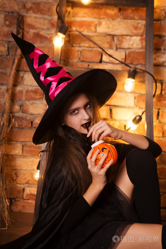 在万圣节的南瓜杰克的女巫服装滑稽儿童女孩