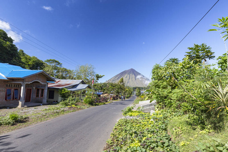 Bomari 村 Inerie 在毕纳和绿霸传统村落的道路上