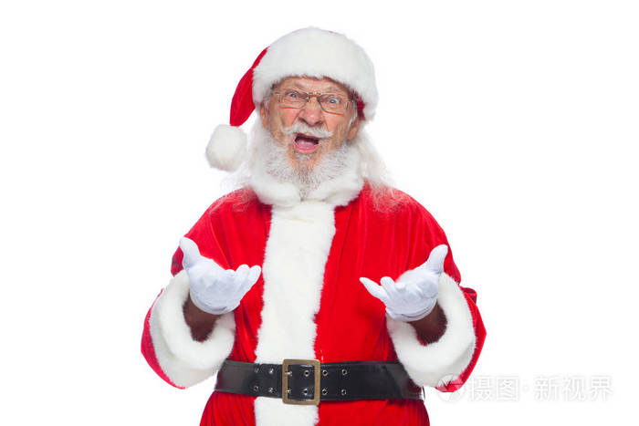 圣诞节。好圣诞老人在白色手套显示面孔, 鬼脸, 显示他的舌头。不是标准行为。在白色背景上被隔离
