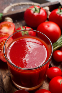乡土风味木托盘用有机番茄汁和新鲜西红柿和香草的玻璃