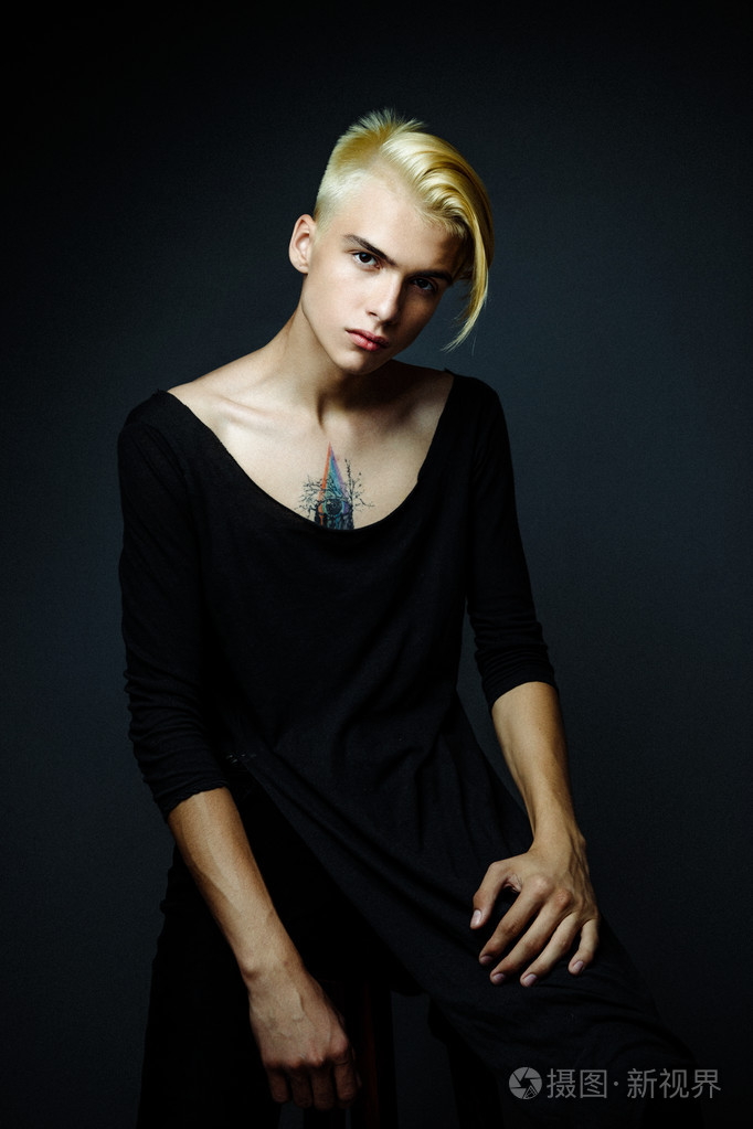 英俊的金发男人