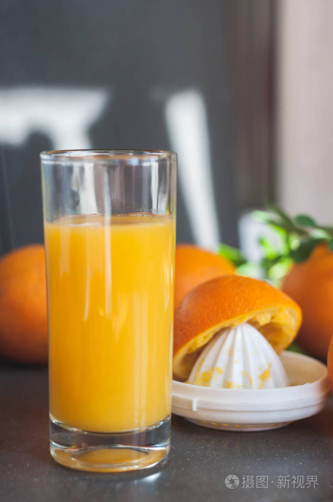 橘子和榨汁机做橙汁.黑灰色背景
