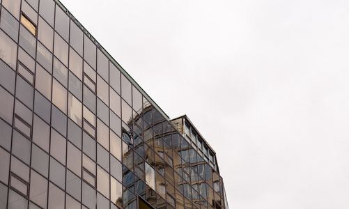 玻璃幕墙的建筑与反映在它的另一个建筑