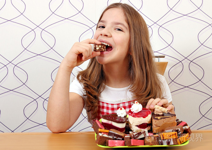 快乐的小女孩吃蛋糕