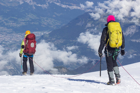 山上的一群登山者。登山和登山运动。团队理念