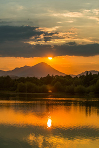 一个美丽的, 五颜六色的日落景观与湖泊, 山和森林。夏季自然风光的高山湖泊。Tatra 山脉在斯洛伐克, 欧洲