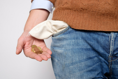 男人打开他的口袋里并没有钱照片