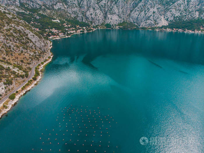 海海湾鸟瞰图.山上的背景.夏季时间