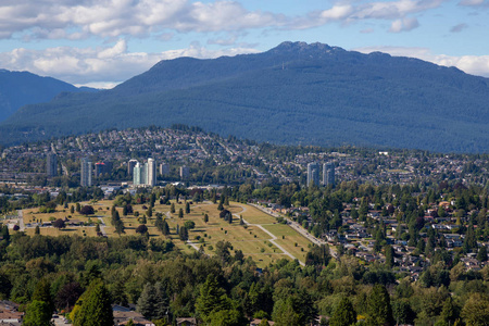 在一个充满活力的夏日里, 现代城市的鸟瞰图。在伯纳比, 大温哥华, 不列颠哥伦比亚省, 加拿大
