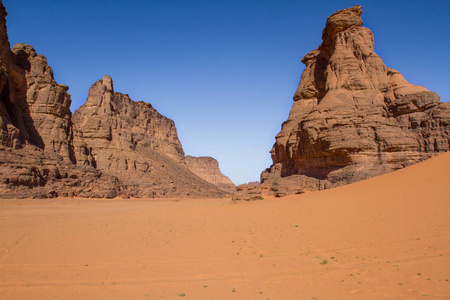 惊人的岩石形成在 Tadrart 胭脂。Tassili najjer 国家公园, 阿尔及利亚