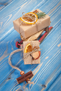 木制雪橇，与圣诞节的装饰或其他庆祝活动板上的礼物包装纸