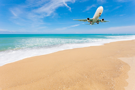 飞机着陆上面美丽的海滩和大海背景