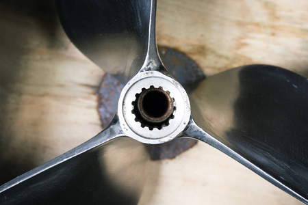 小船螺旋桨速度船由不锈钢制成.宏快照照片