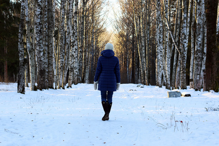 女人走回公园冬天雪