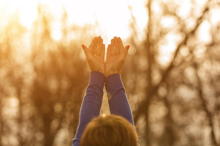 女孩用手在空气中享受户外照片