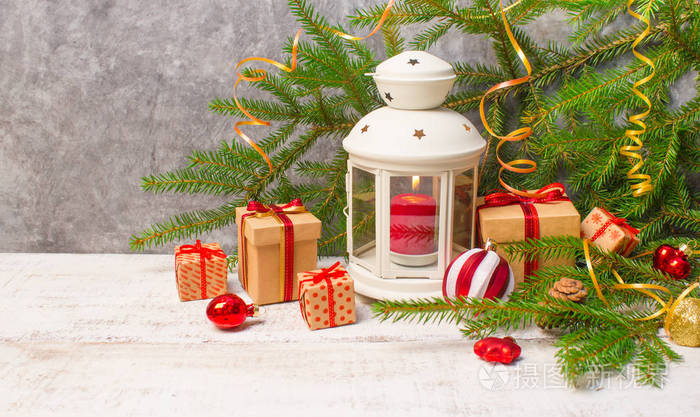 圣诞节或新年背景 蜡烛灯笼, 玻璃球, 装饰品和礼物白色木质背景