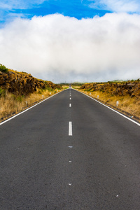 长而窄的道路风光图片