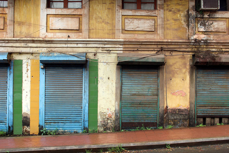 翻译 果阿市的老式和五颜六色的门窗。采取在印度, 2018年8月