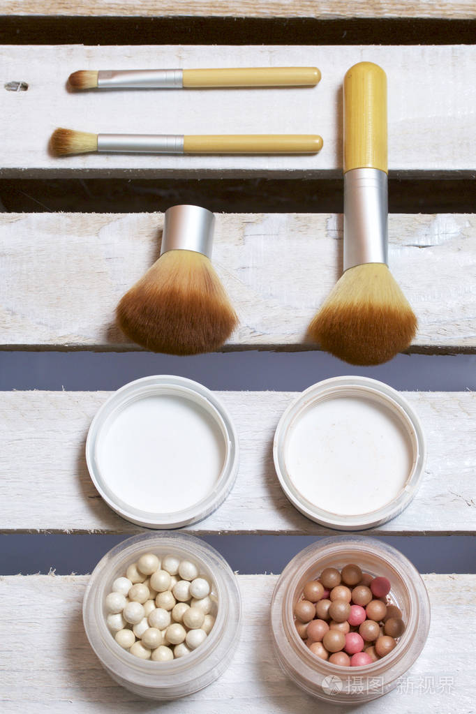 美knolling.适用于不同尺寸和荧光笔的化妆用刷子