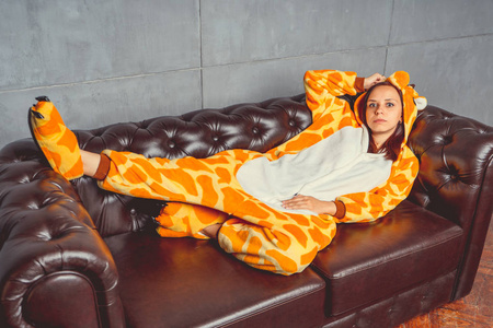 袋鼠的形式的睡衣。在背景真皮沙发上的一个学生的情感肖像。穿着西装的疯子和滑稽女郎。儿童派对动画师
