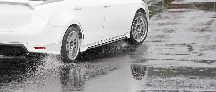 紧急制动汽车在湿滑的路面上照片