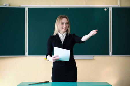 学校班级的年轻老师图片