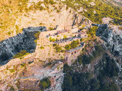 kotor 特长在黑山的鸟瞰图。城堡在山里